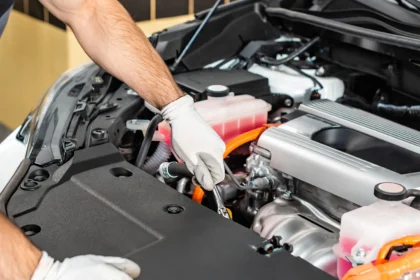 نمایش ابزارها و قطعات خودرو هنگام سرویس دوره‌ای