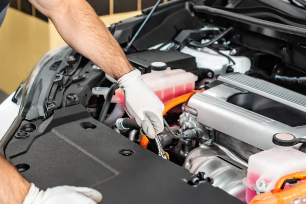 نمایش ابزارها و قطعات خودرو هنگام سرویس دوره‌ای